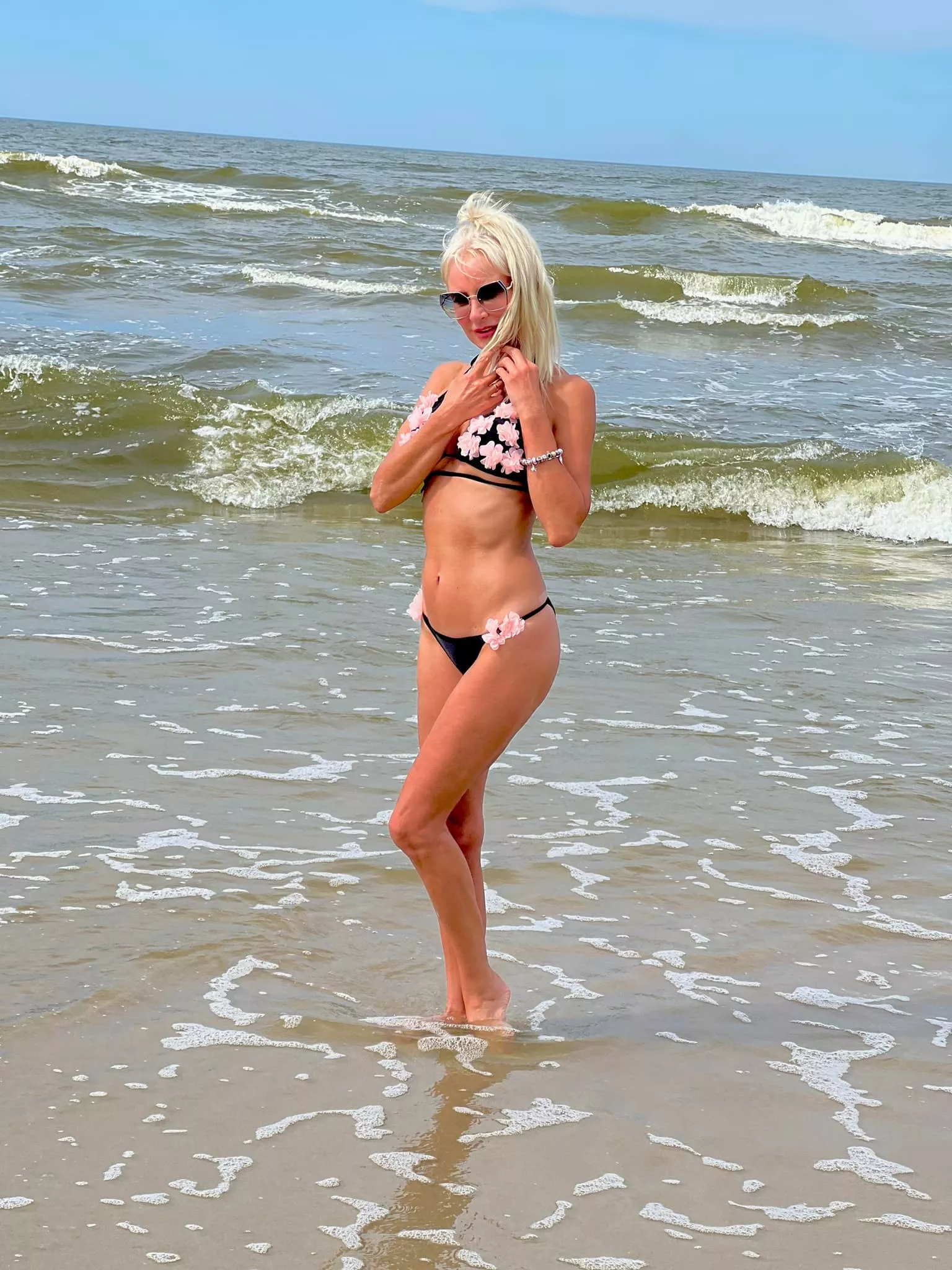 Znana wokalistka disco polo Elwira Mejk opala się nad polskim morzem! Internauci zwrócili uwagę na jeden szczegół „Zabójcza piękność„